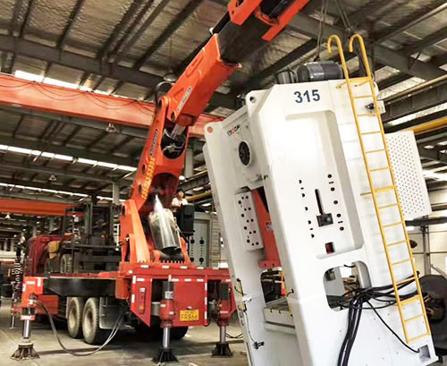 四川附近随车吊出租，轻松解决运输难题