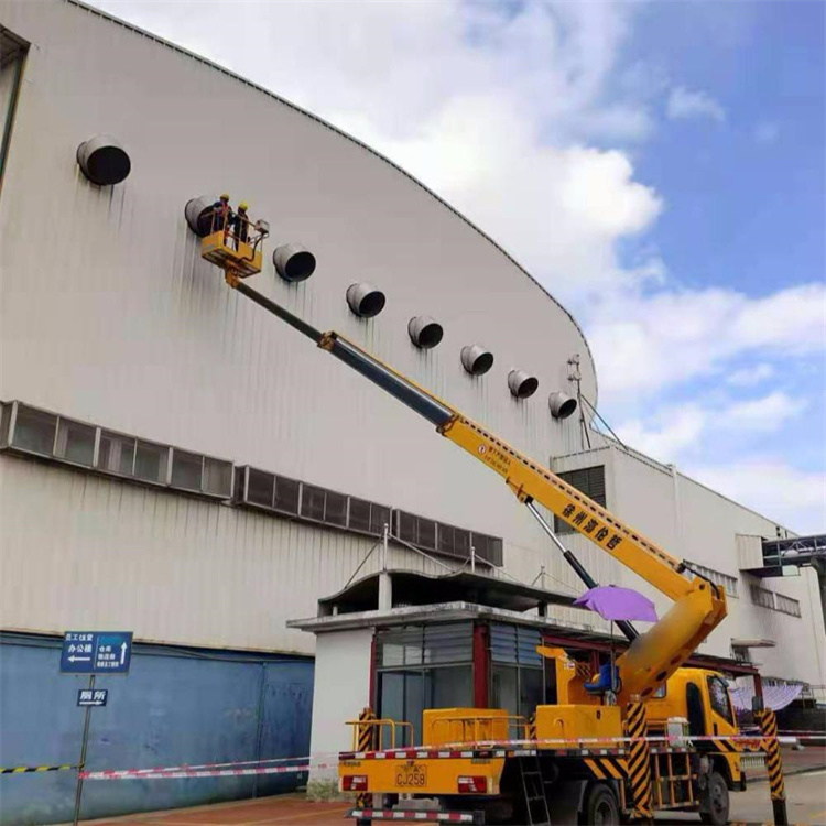 四川高空作业车出租服务：专业广告牌安装解决方案