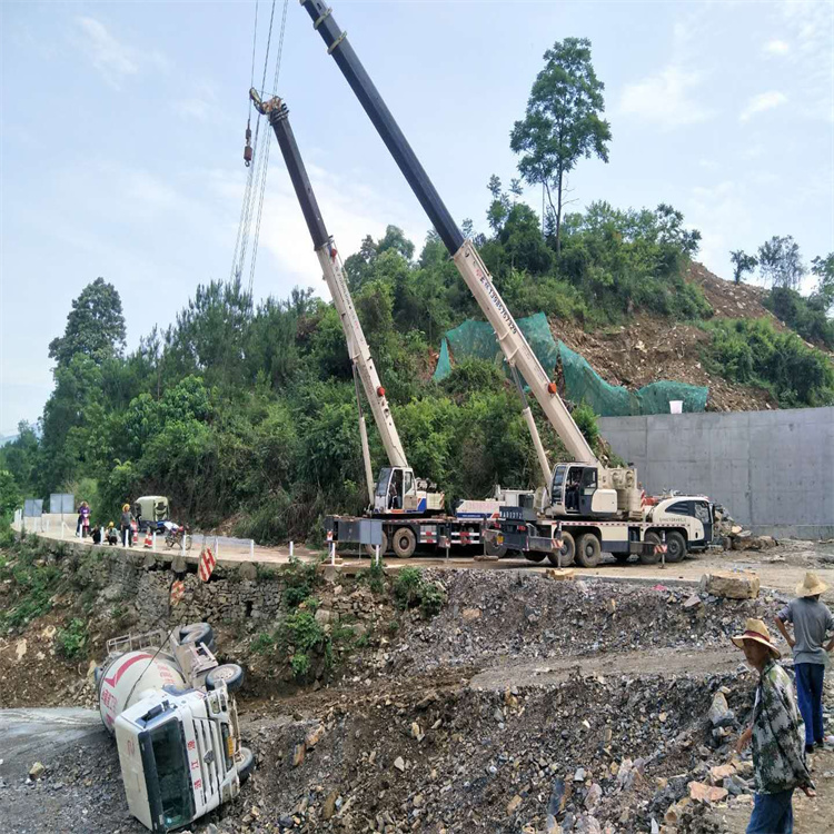 四川汽车掉沟里叫吊车救援要多少钱